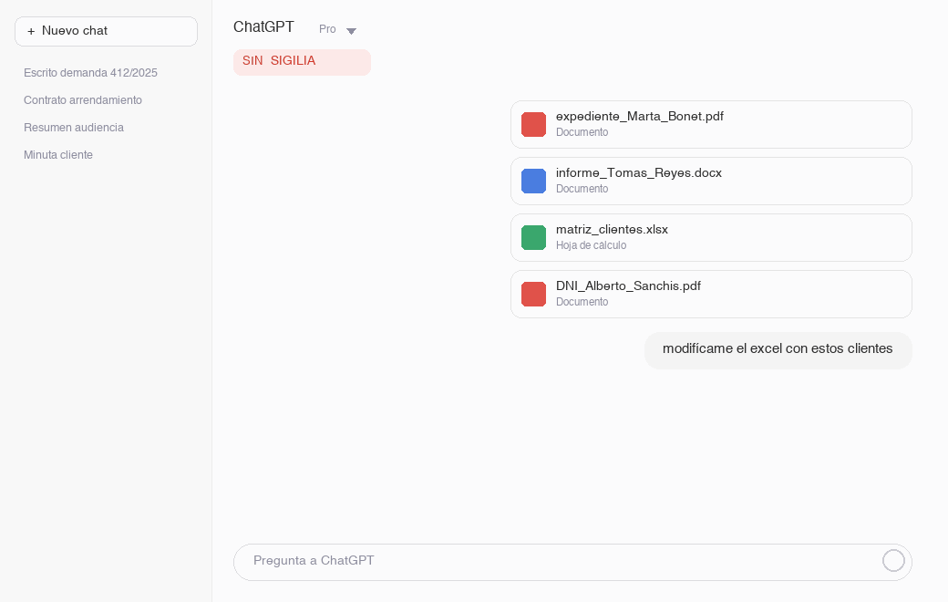 Animacion: un usuario sube expedientes con datos reales de clientes a ChatGPT (fuga) frente a hacerlo con SIGILIA, donde ChatGPT solo recibe etiquetas [PERSONA_1], [DNI_1] y el dato real se queda en el ordenador